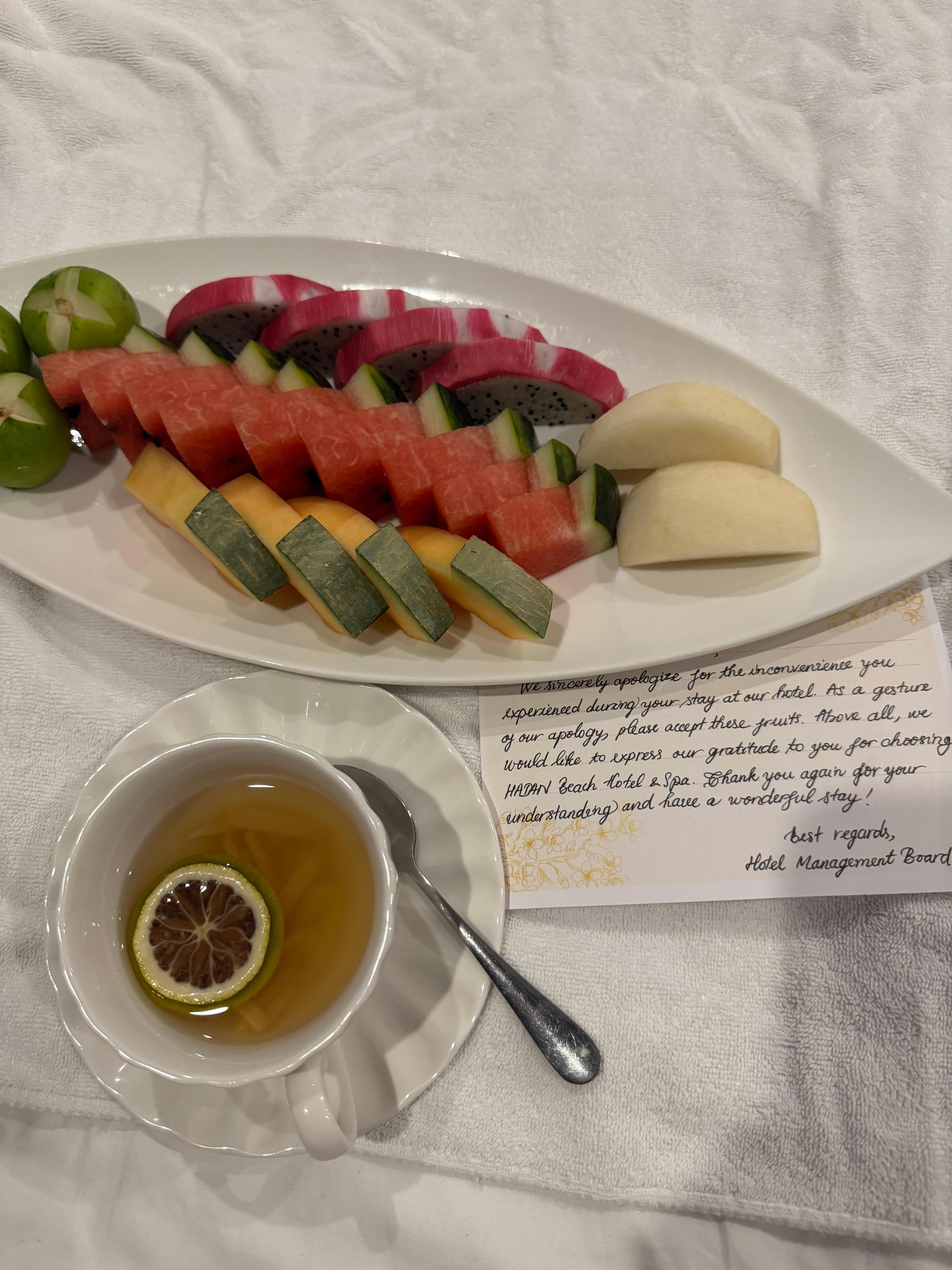 Ingefärste med fruktfat från personalen med ett jättefint brev till oss