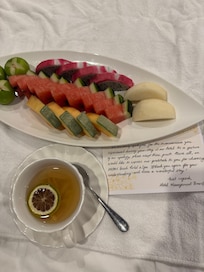 Ingefärste med fruktfat från personalen med ett jättefint brev till oss