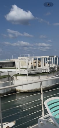 Jacuzzi fermé et franchement rien ne correspond à la description de la piscine