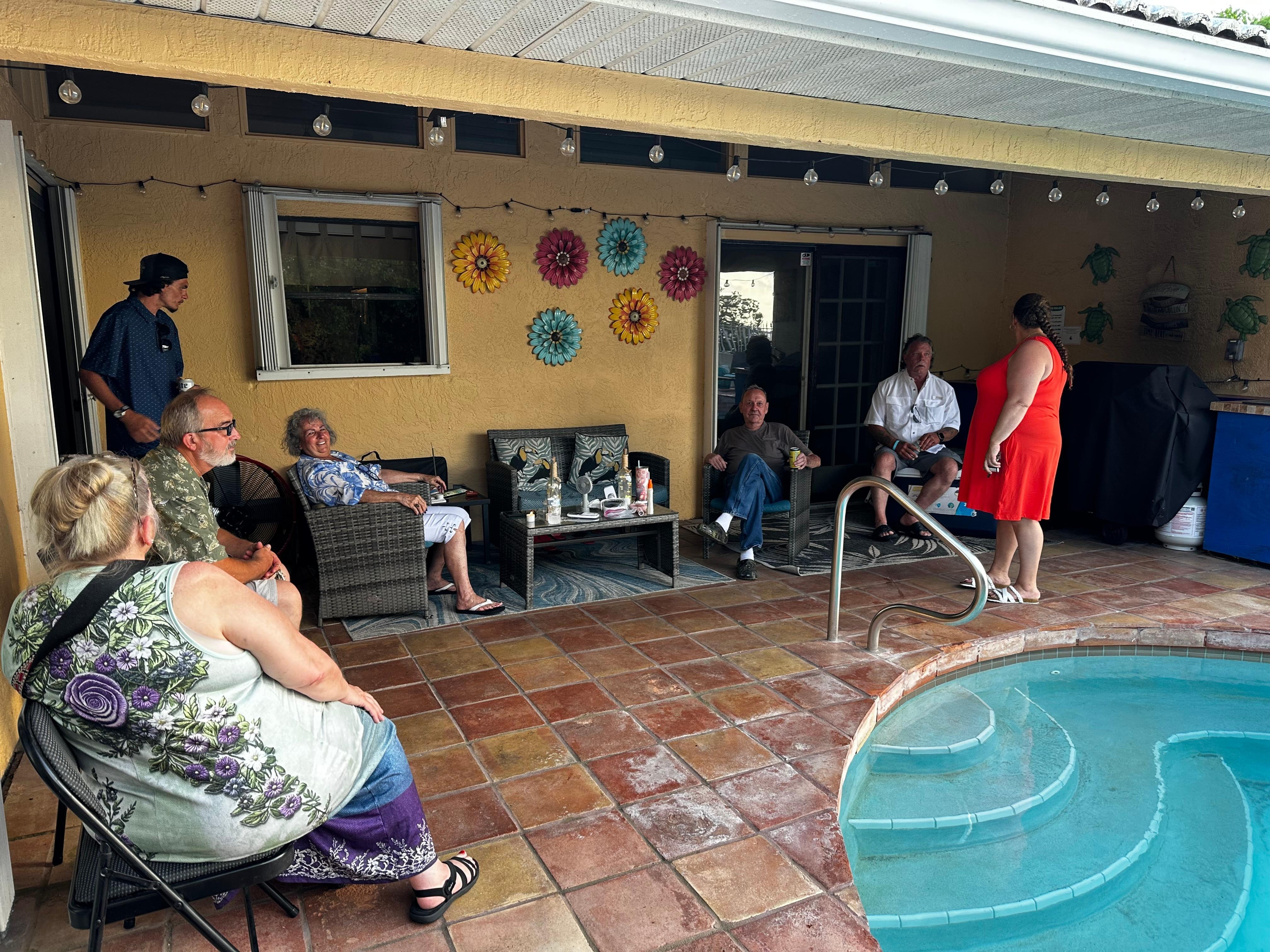 Nice pool area w grill 