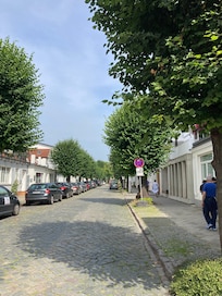 Wohnung in einer Straße mit Bäumen und netten Häusern
