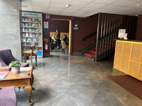 Recepção com escada para acessar o elevador