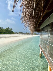 Strand vor den Beachvillen.