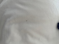 Manchas en los blancos de la cama y almohadas.