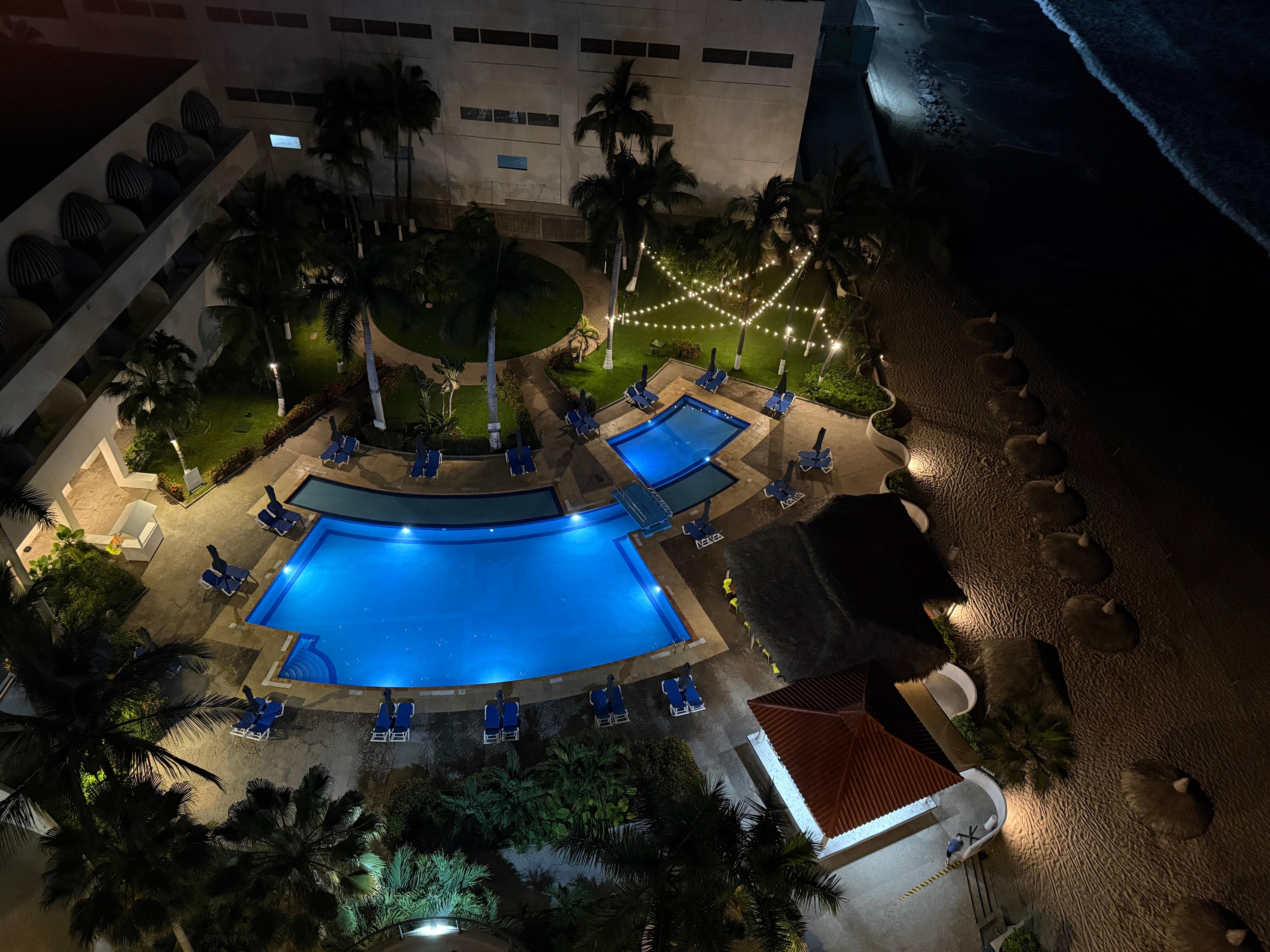 Así se ve el hotel en la noche desde el balcón de la habitación 901 