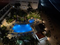 Así se ve el hotel en la noche desde el balcón de la habitación 901
