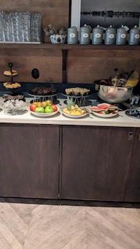 Frukosten med lite frukt. Annanas var god. Ingefära shot var god och apelsinjuice raw var super