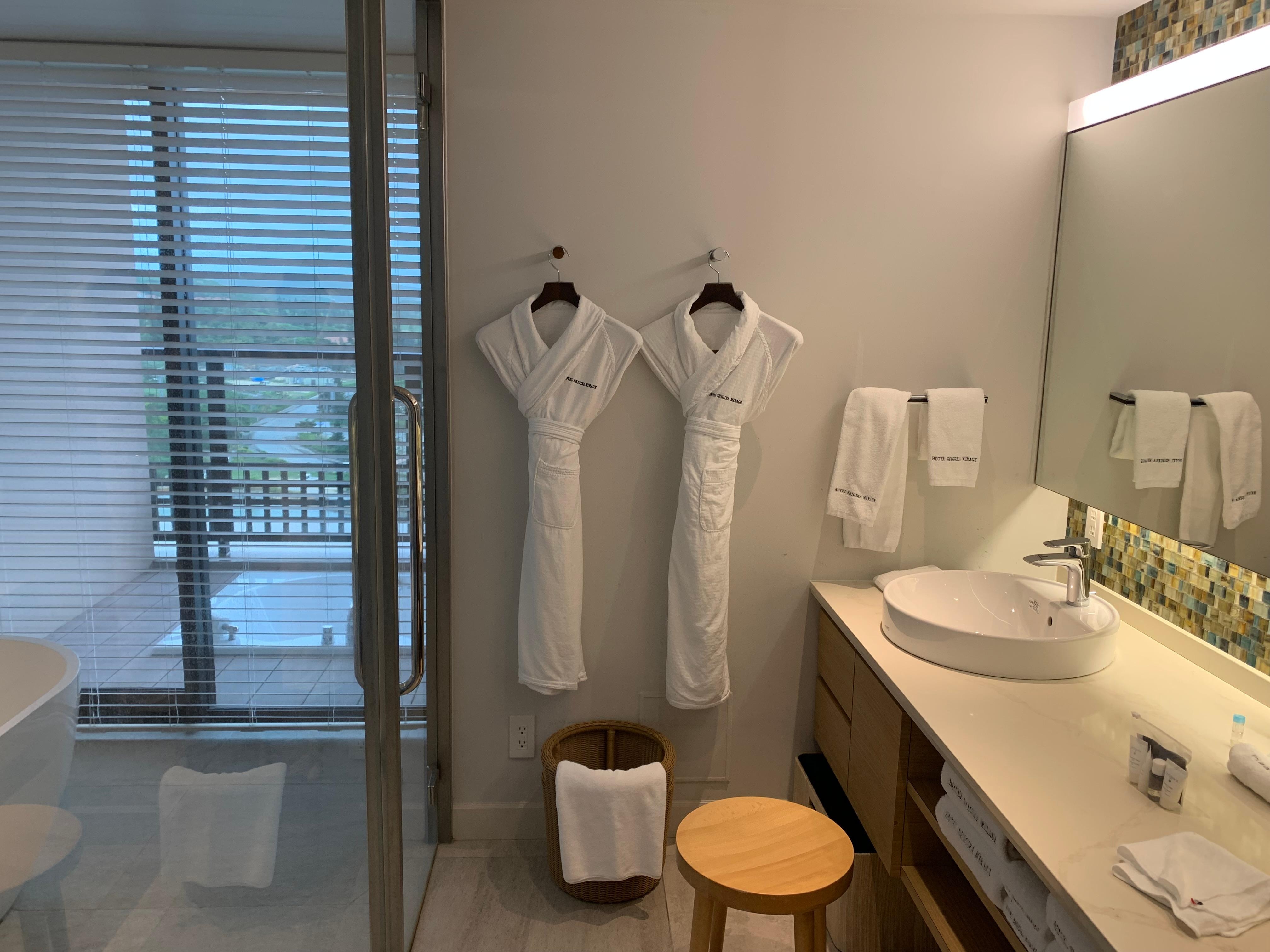 部屋 洗面所とお風呂、ベランダにジャグジー