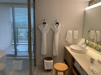 部屋 洗面所とお風呂、ベランダにジャグジー