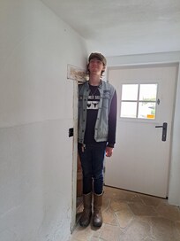 De deur naar de badkamer, onze zoon is 1.90m