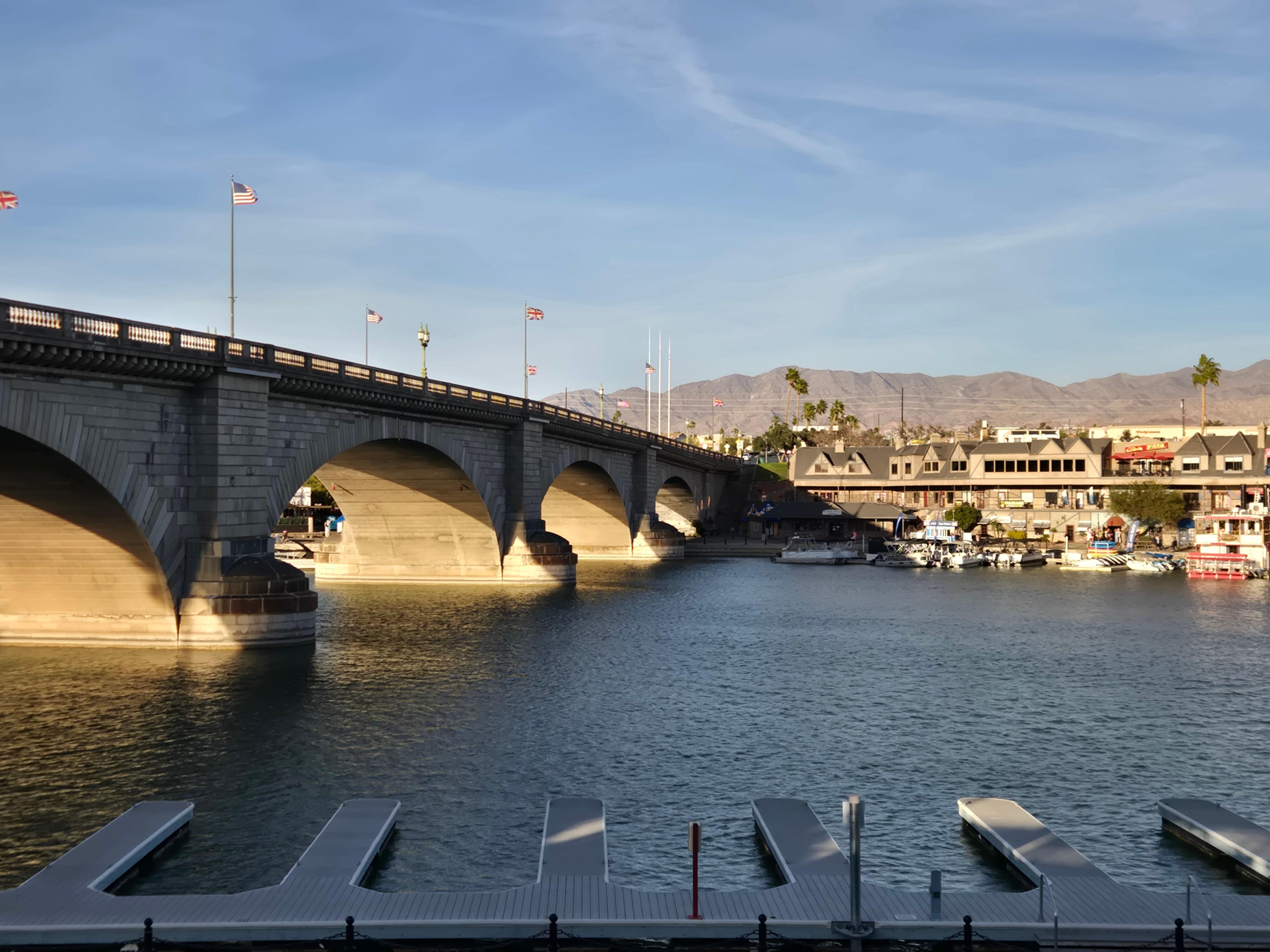 London Bridge - Nice Park nearby.