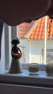 Figur mit Kerze am Fenster im Frühstücksraum