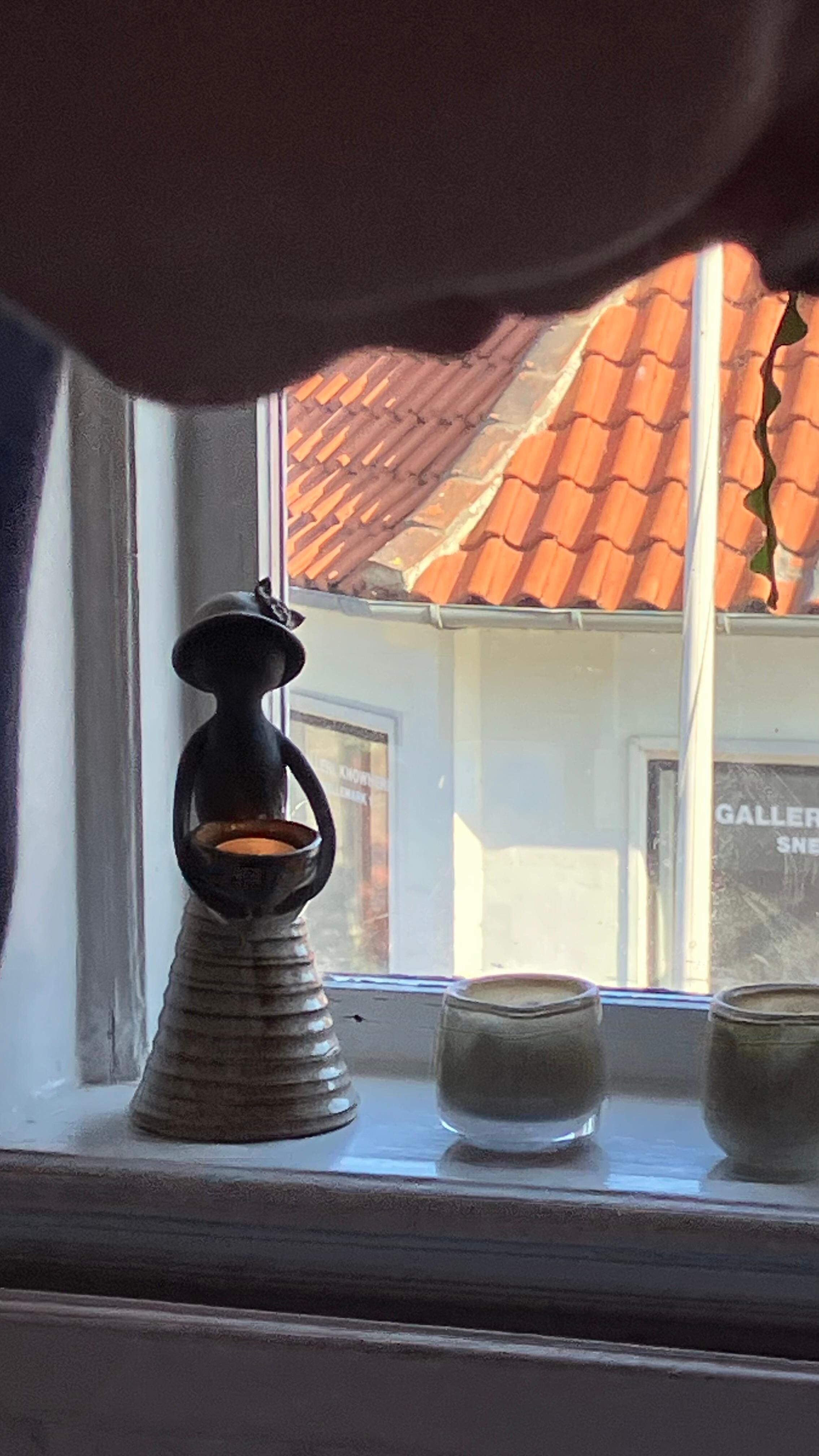 Figur mit Kerze am Fenster im Frühstücksraum