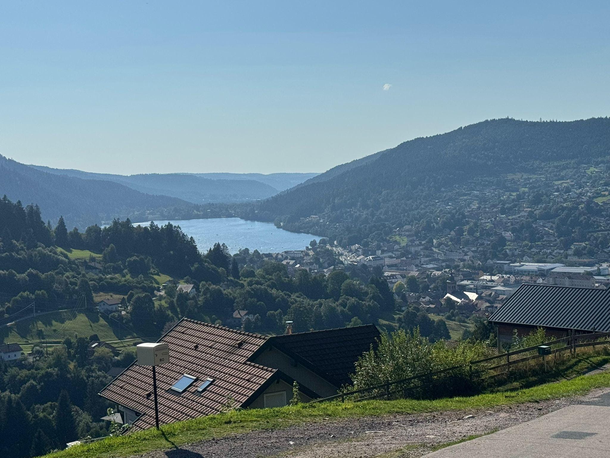Uitzicht vanaf de hoger gelegen weg