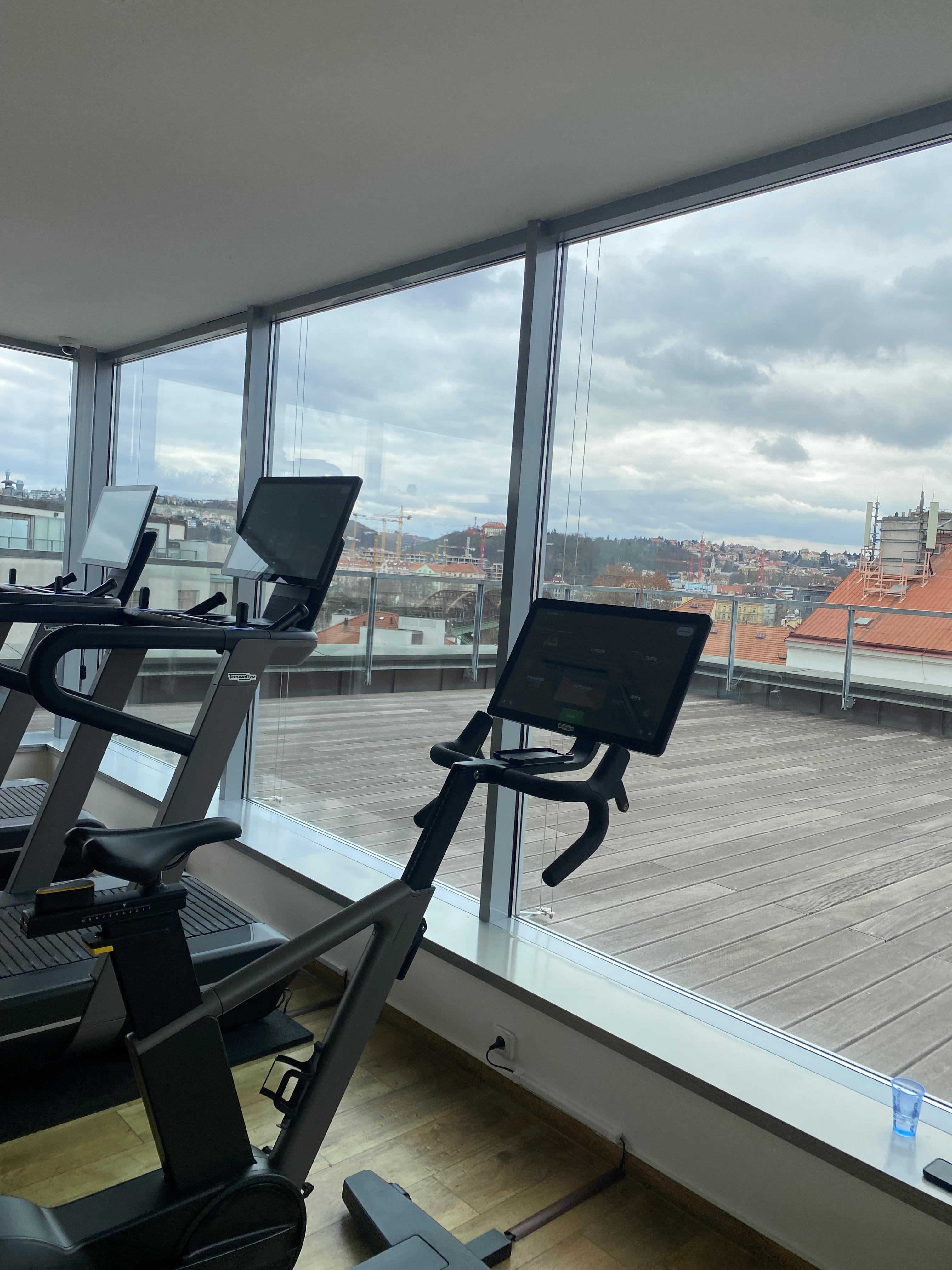 Beautiful view and great equipment (Im an instructor and trainer)