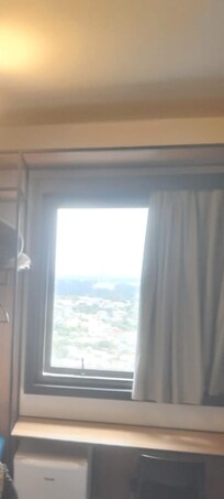 Luminosidade muito boa, se quiser um blackout total, a cortina garante, ambiente arrojado, com opções de cardápio e bar 24h. Café da manhã incrível com produtos ( inclusive pães) feitos pelo próprio estabelecimento. Parabéns 🎊👏🏻