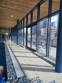 La piscine en haut de l'hôtel!