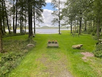 Der Badeplatz am See. Wunderschön, aber 850 m weit entfernt. Anders kommt man auch nicht an den See dran.