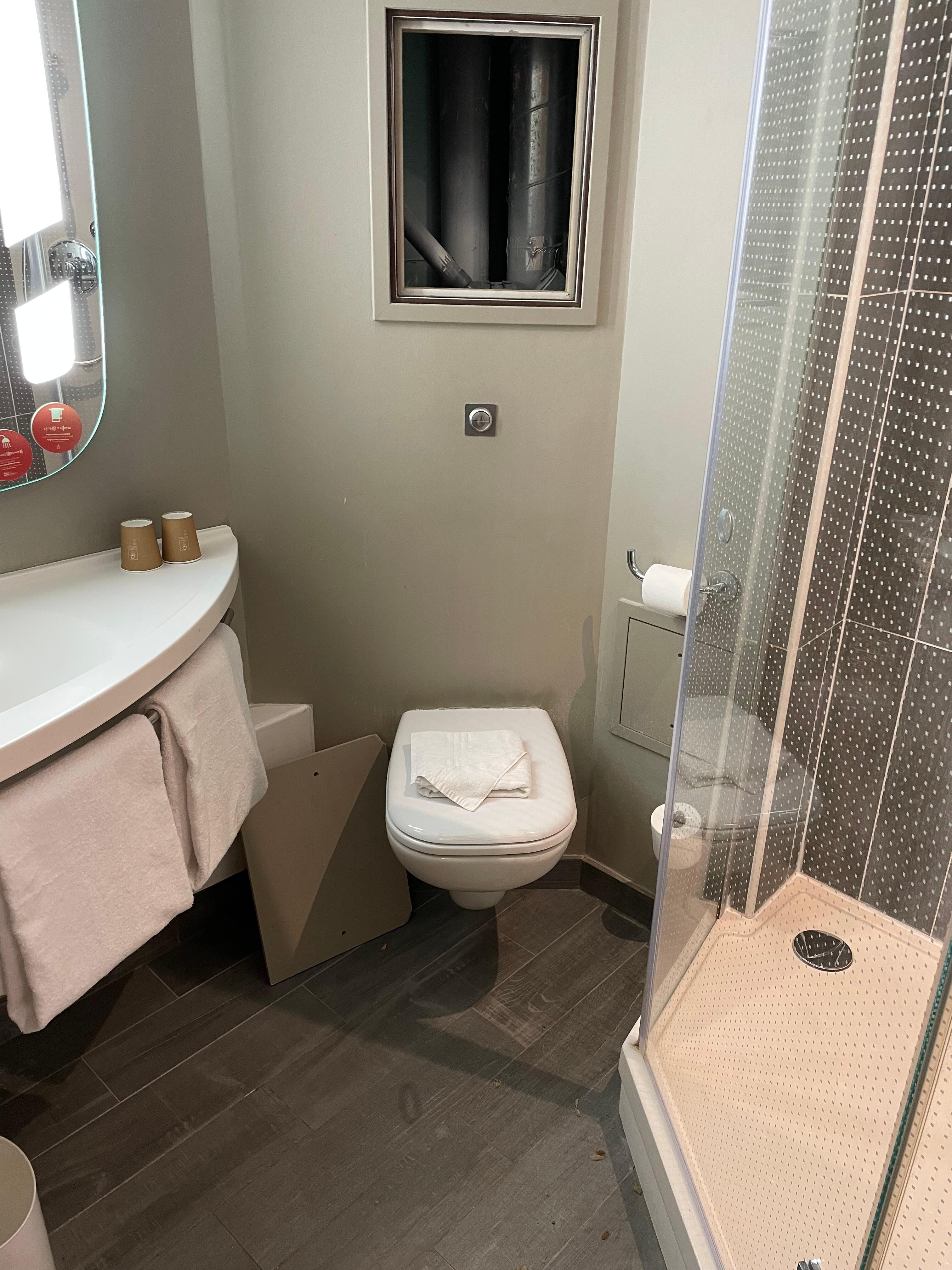 Laine de verre au sol et dans la chambre 