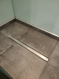Schimmel in den Duschfugen