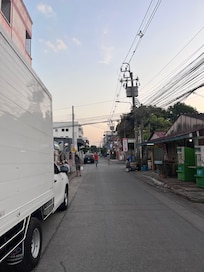 ホテルからの一本道