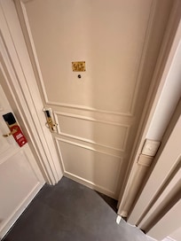 Está literalmente pintando o quarto com hóspede.