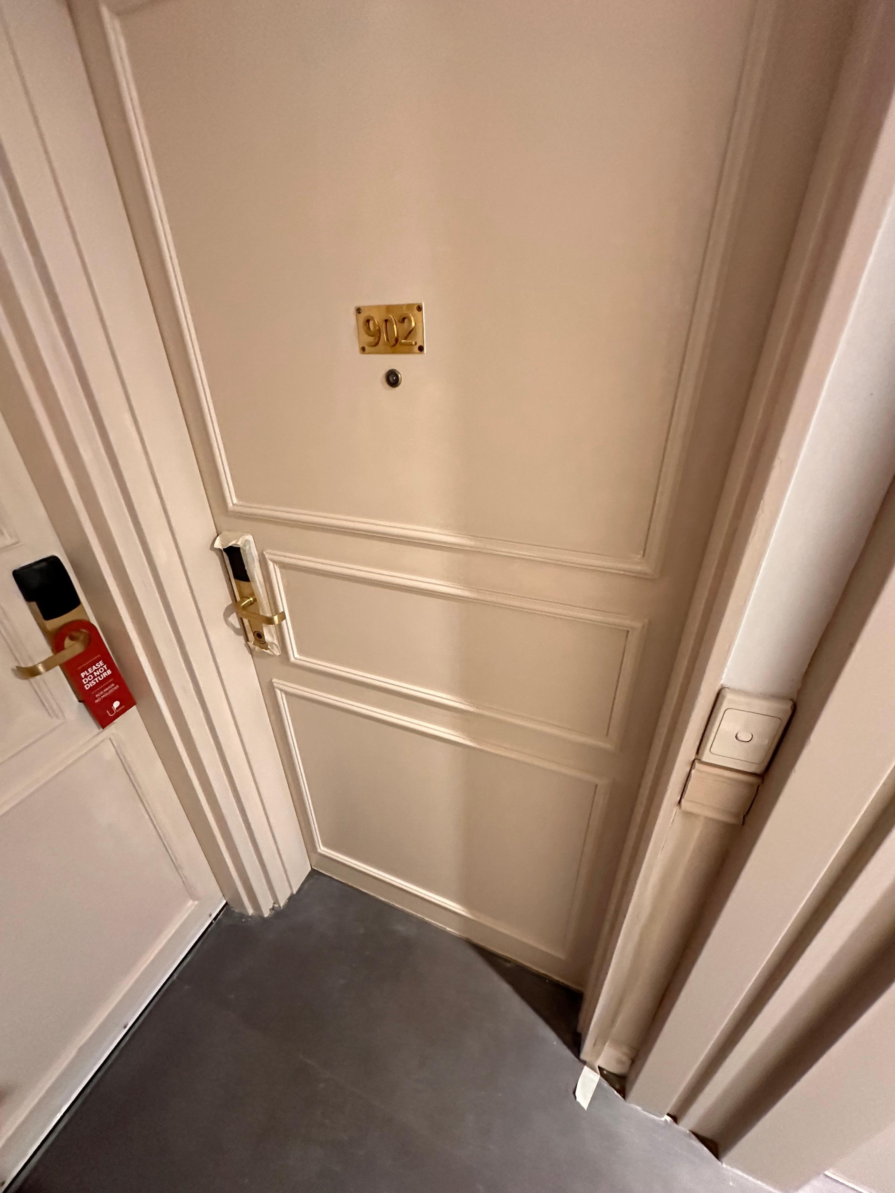 Está literalmente pintando o quarto com hóspede. 