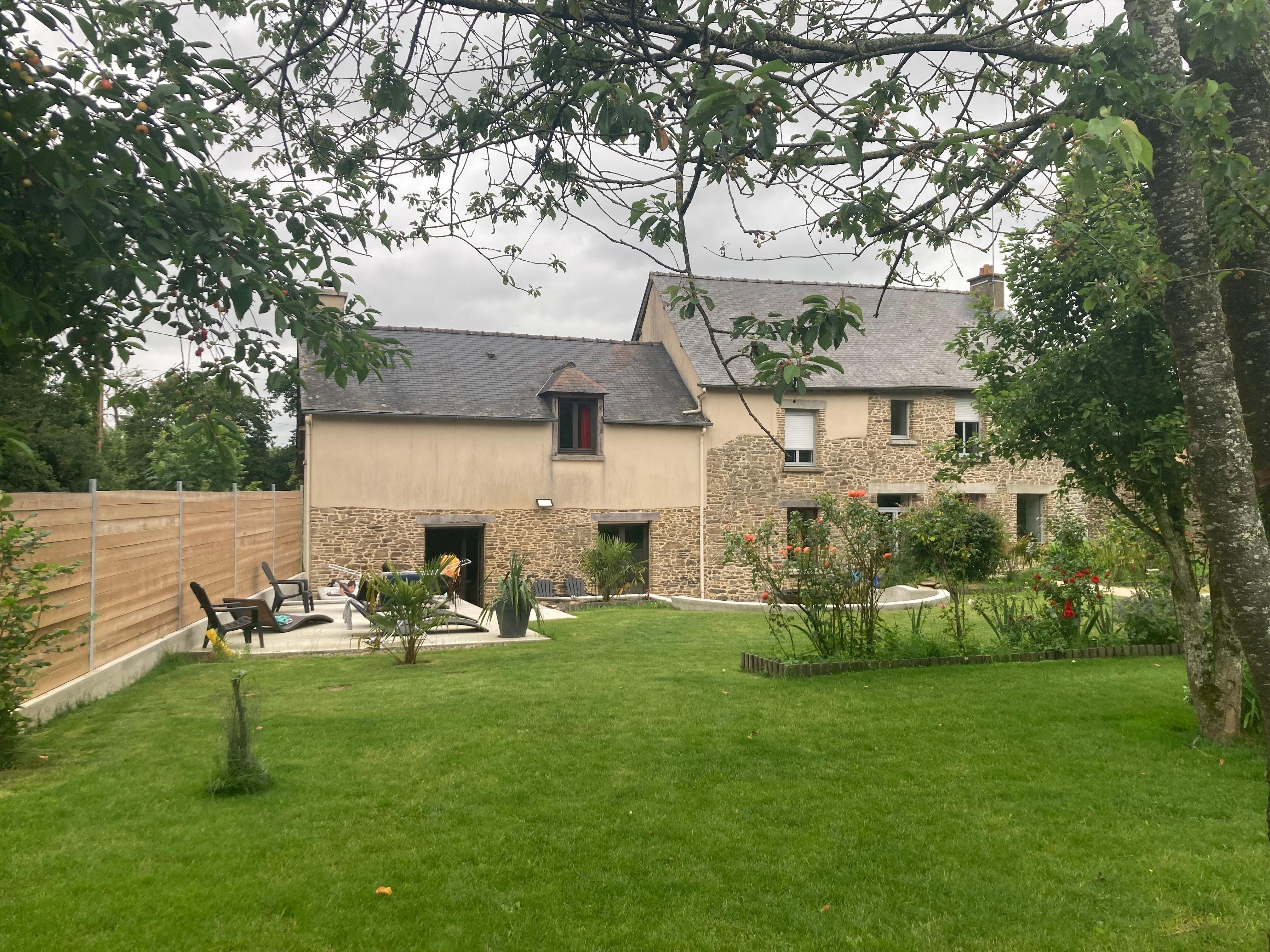 Vue de la maison depuis le fond du jardin 