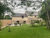 Vue de la maison depuis le fond du jardin