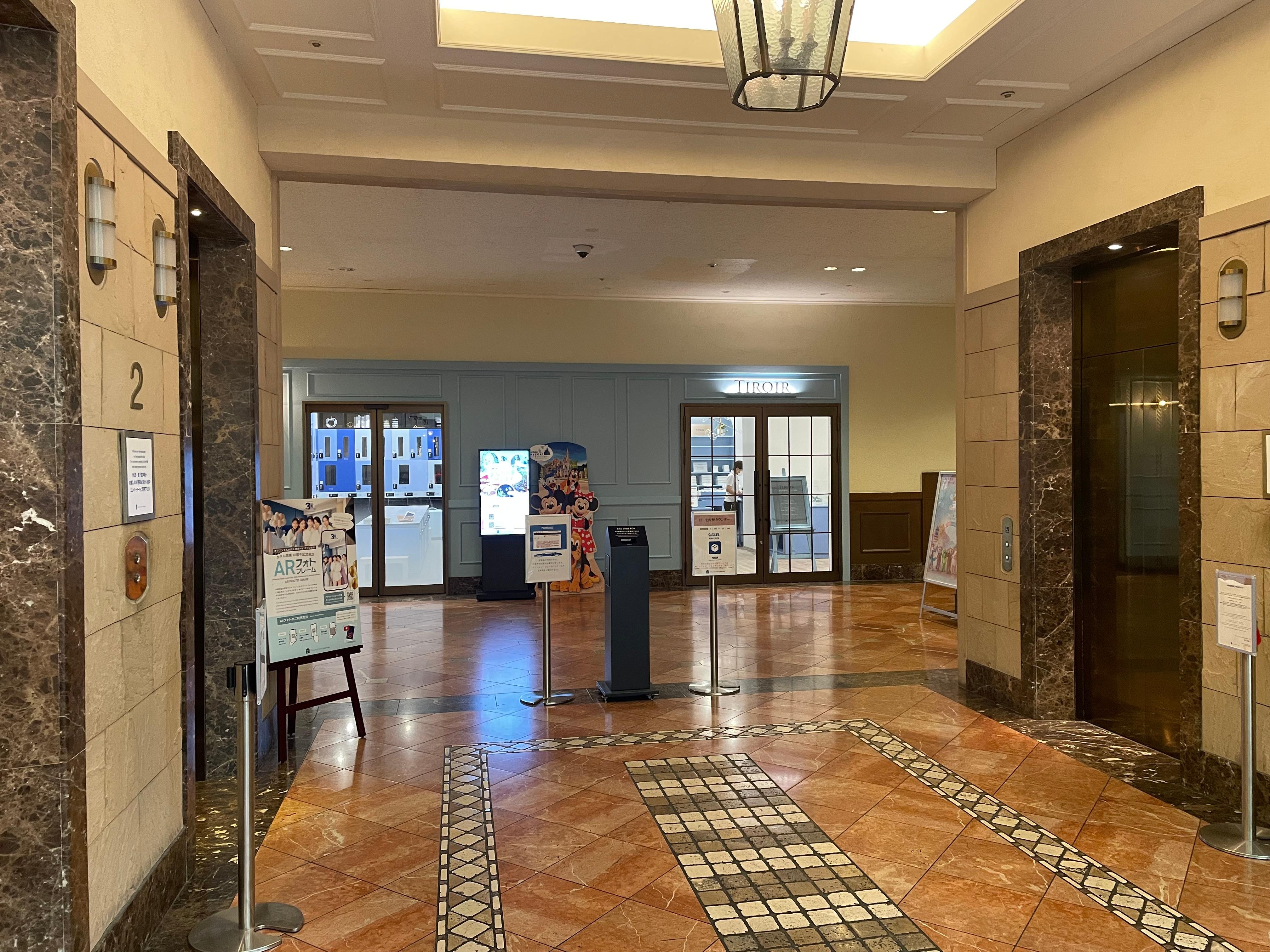 Lobby/elevators