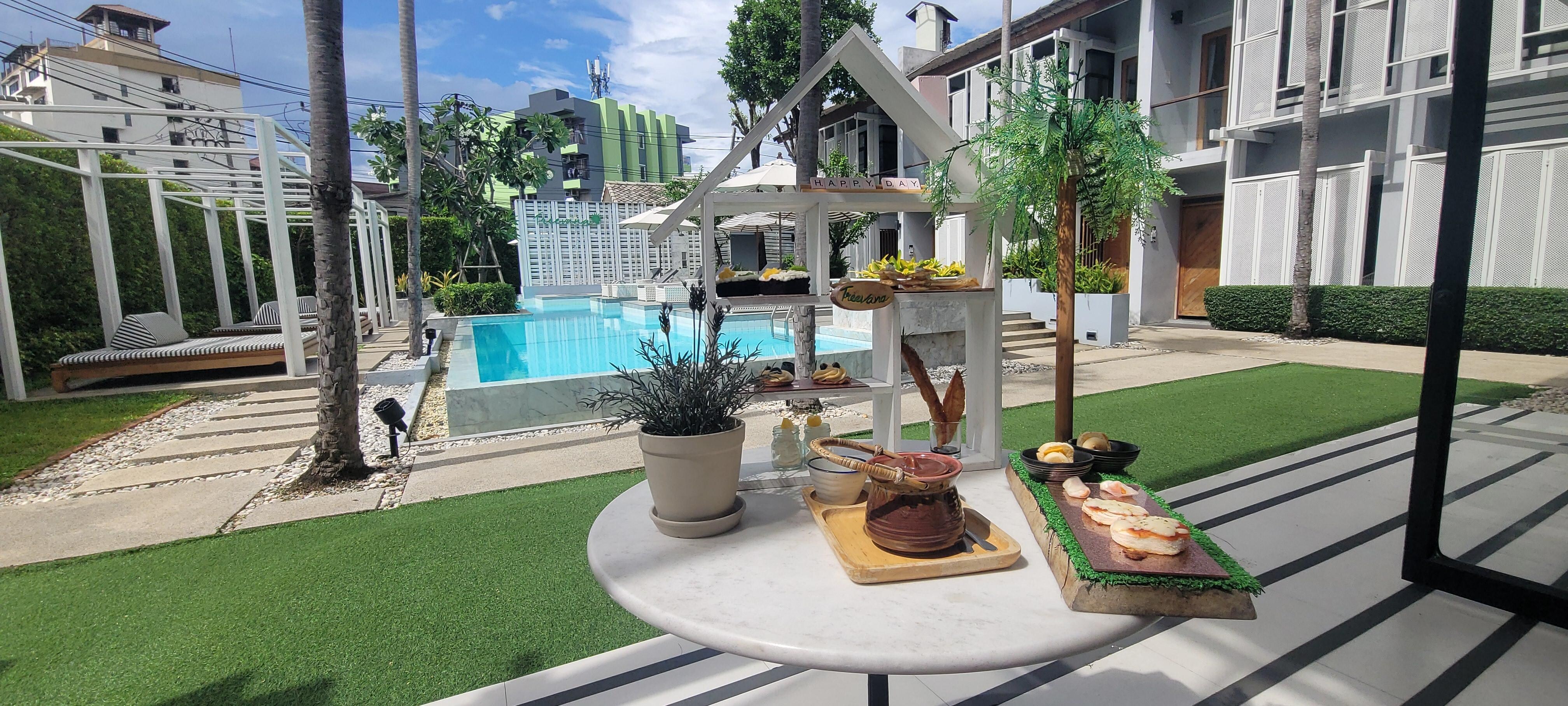 Perfect pool side tea