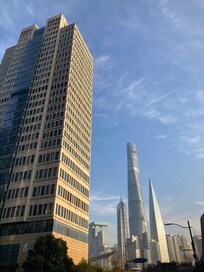 ホテル(左)を望む