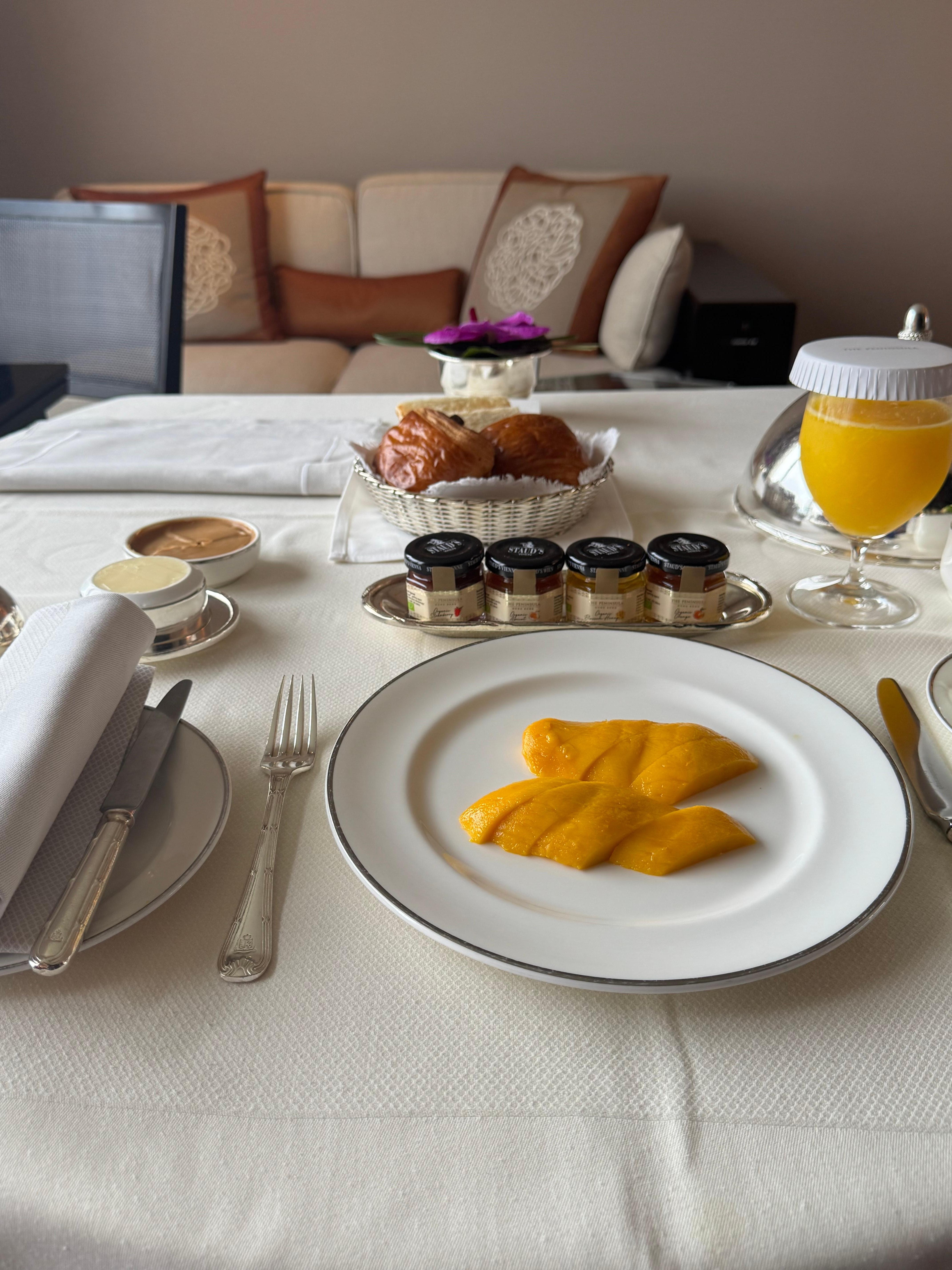 ルームサービスで朝食