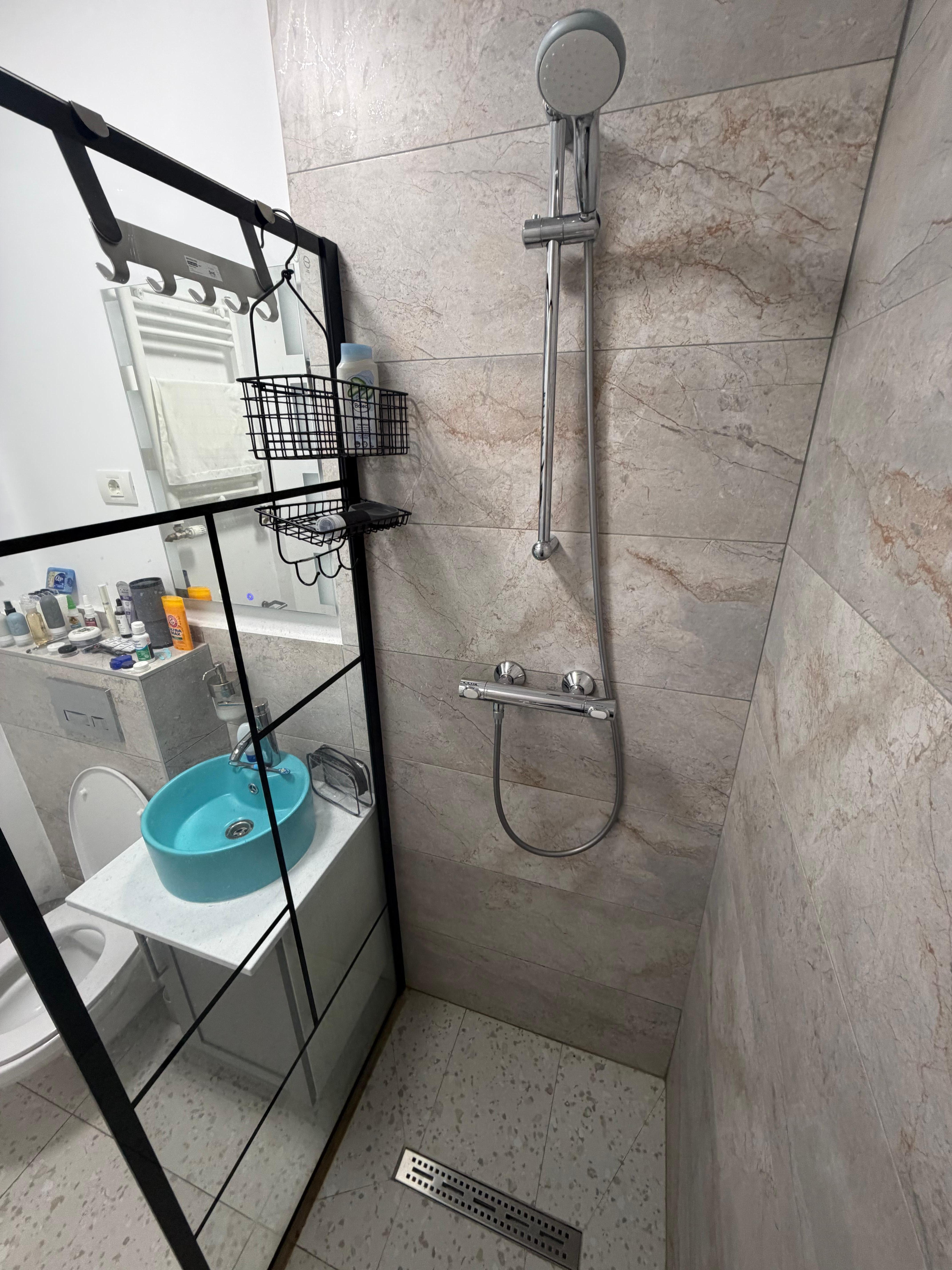 Clean & modern bathroom!