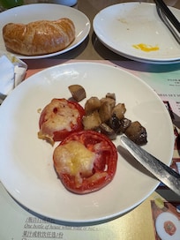 Dried out tomatoes and mushrooms from the buffet, just inedible. Unbelievable for the amount I was charged.