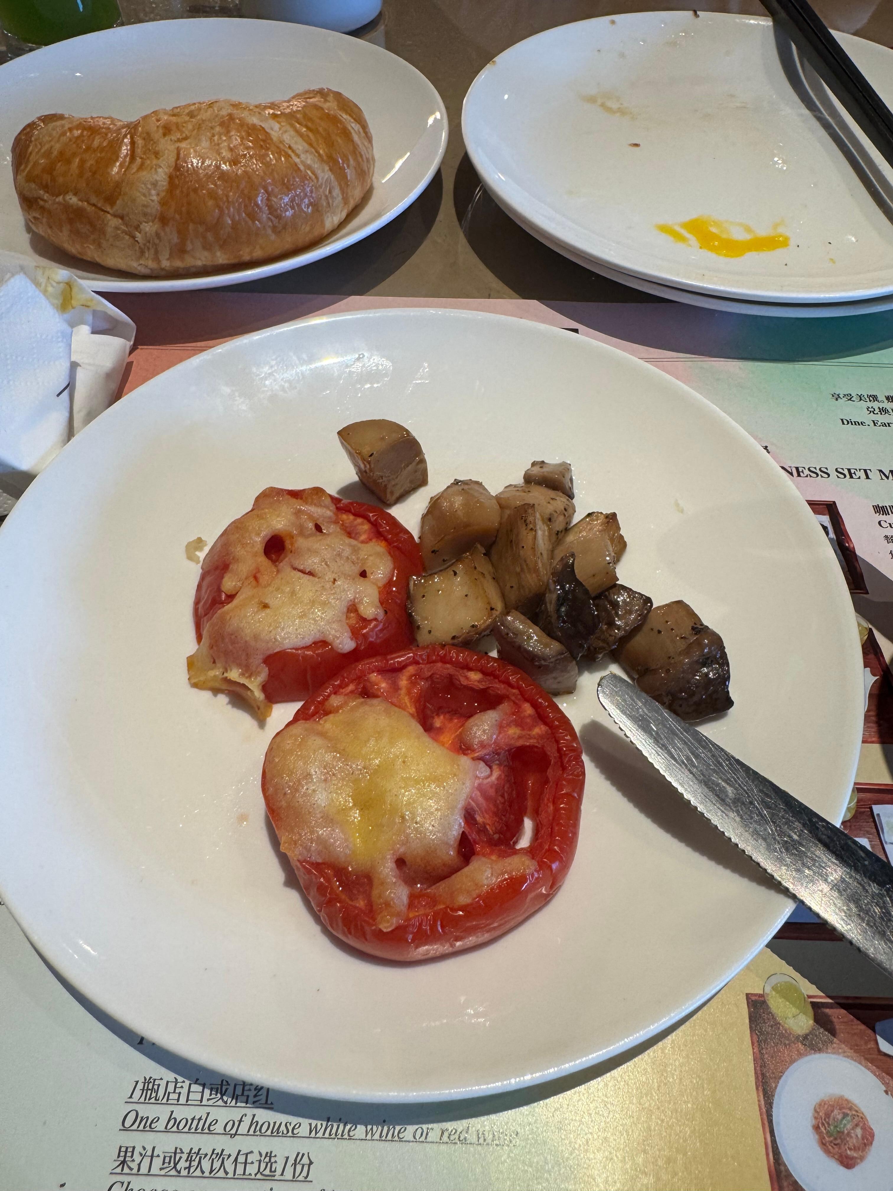 Dried out tomatoes and mushrooms from the buffet, just inedible. Unbelievable for the amount I was charged. 