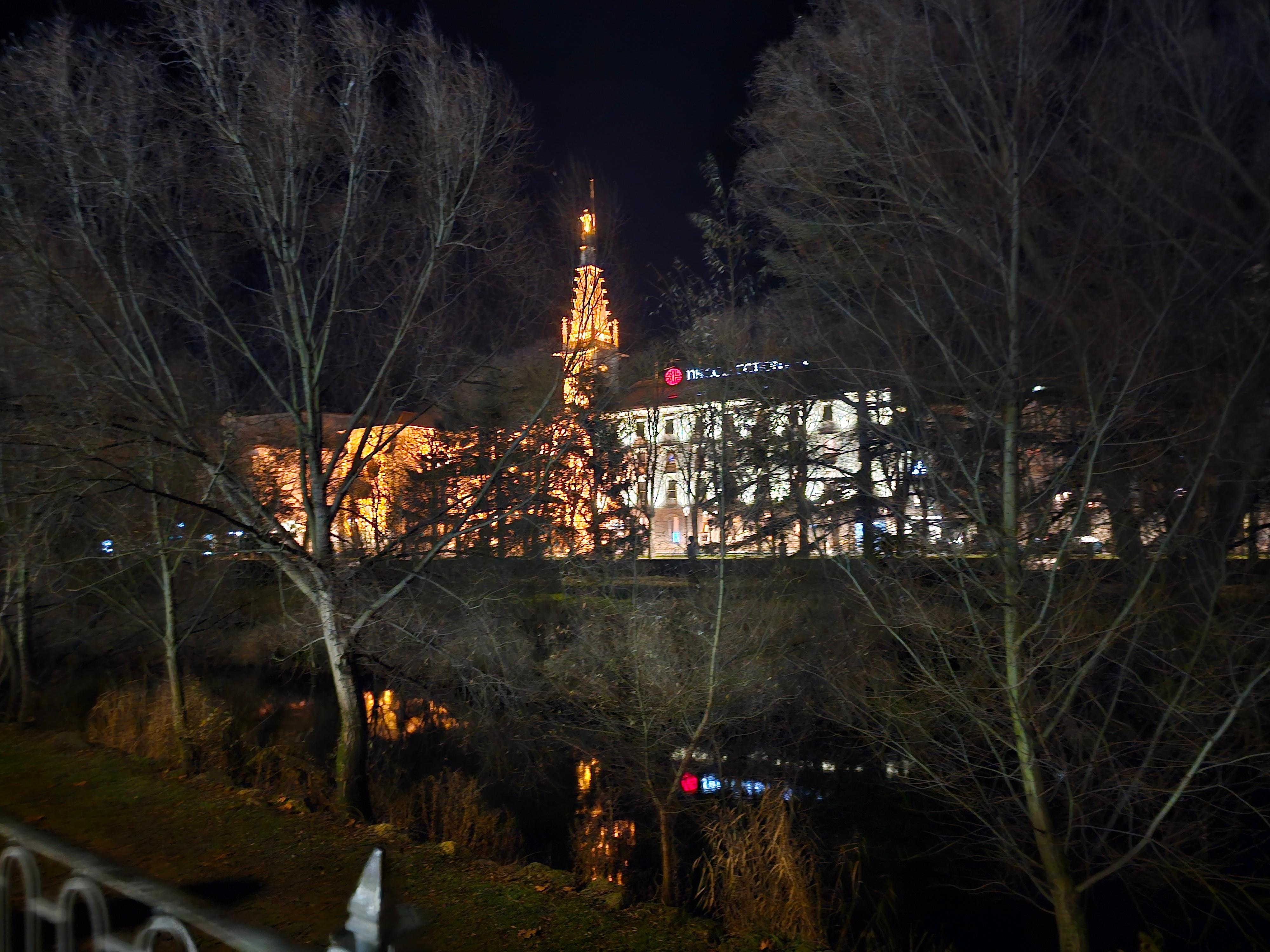 El hotel visto desde la orilla opuesta del "rio" Arlanzón