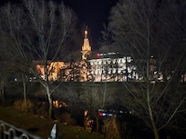 El hotel visto desde la orilla opuesta del "rio" Arlanzón