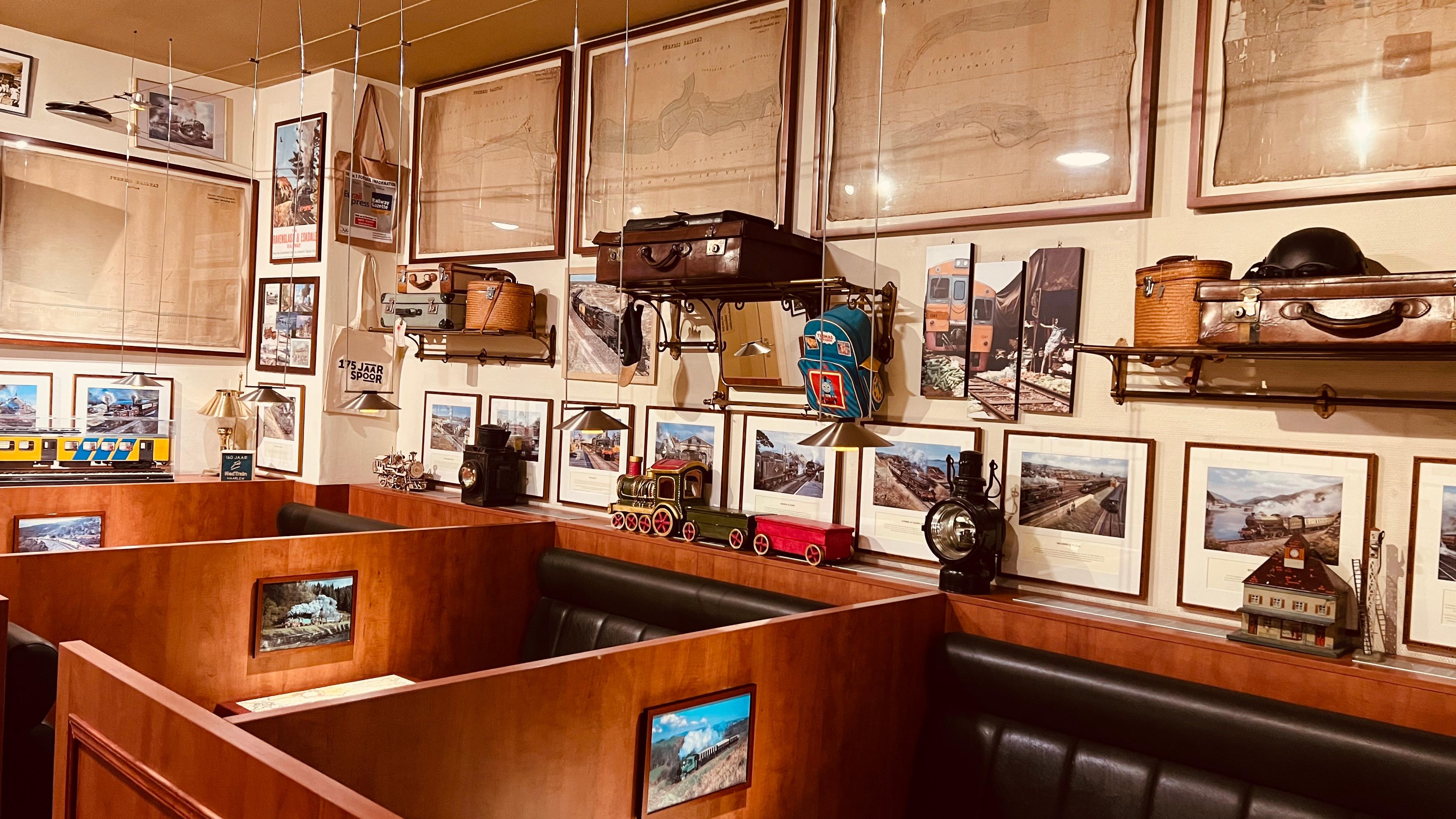 ロビー兼朝食会場はまるで、列車のコンパートメントの様だった。