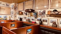 ロビー兼朝食会場はまるで、列車のコンパートメントの様だった。
