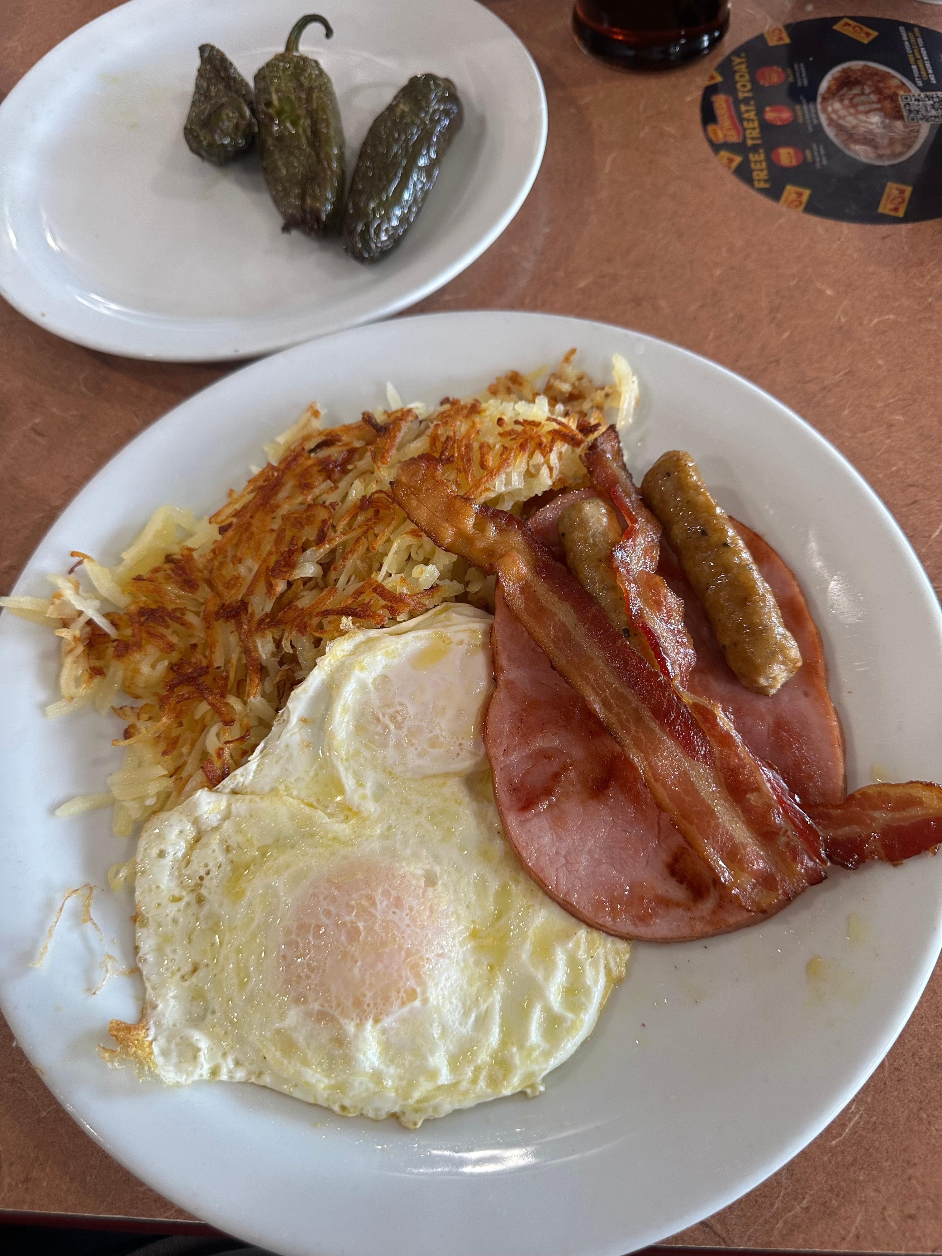Nos dieron un descuento del 15 % para desayunar en Dennys, esta a lado del hotel .