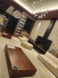 ロビーも広くキレイでおしゃれ。
今どきだとラグジュアリーと言うんだろーなー。