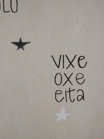 Frases nas paredes na entrada da Pousada valorizando a cultura local