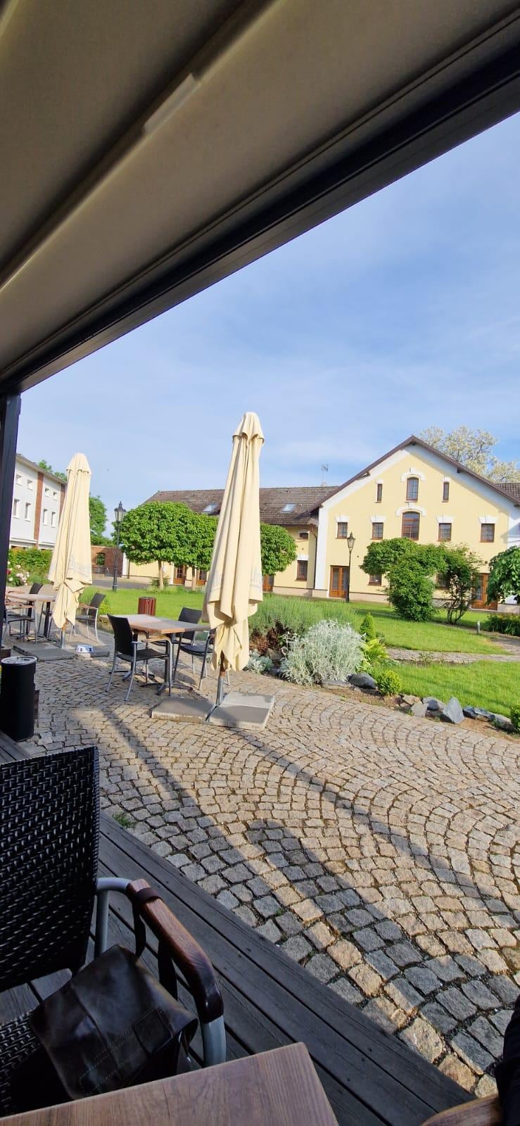 Restaurantterrasse mit Blick auf das Gelände