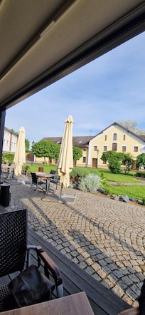 Restaurantterrasse mit Blick auf das Gelände