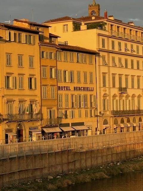 Hotellets facade i den nedgående sol