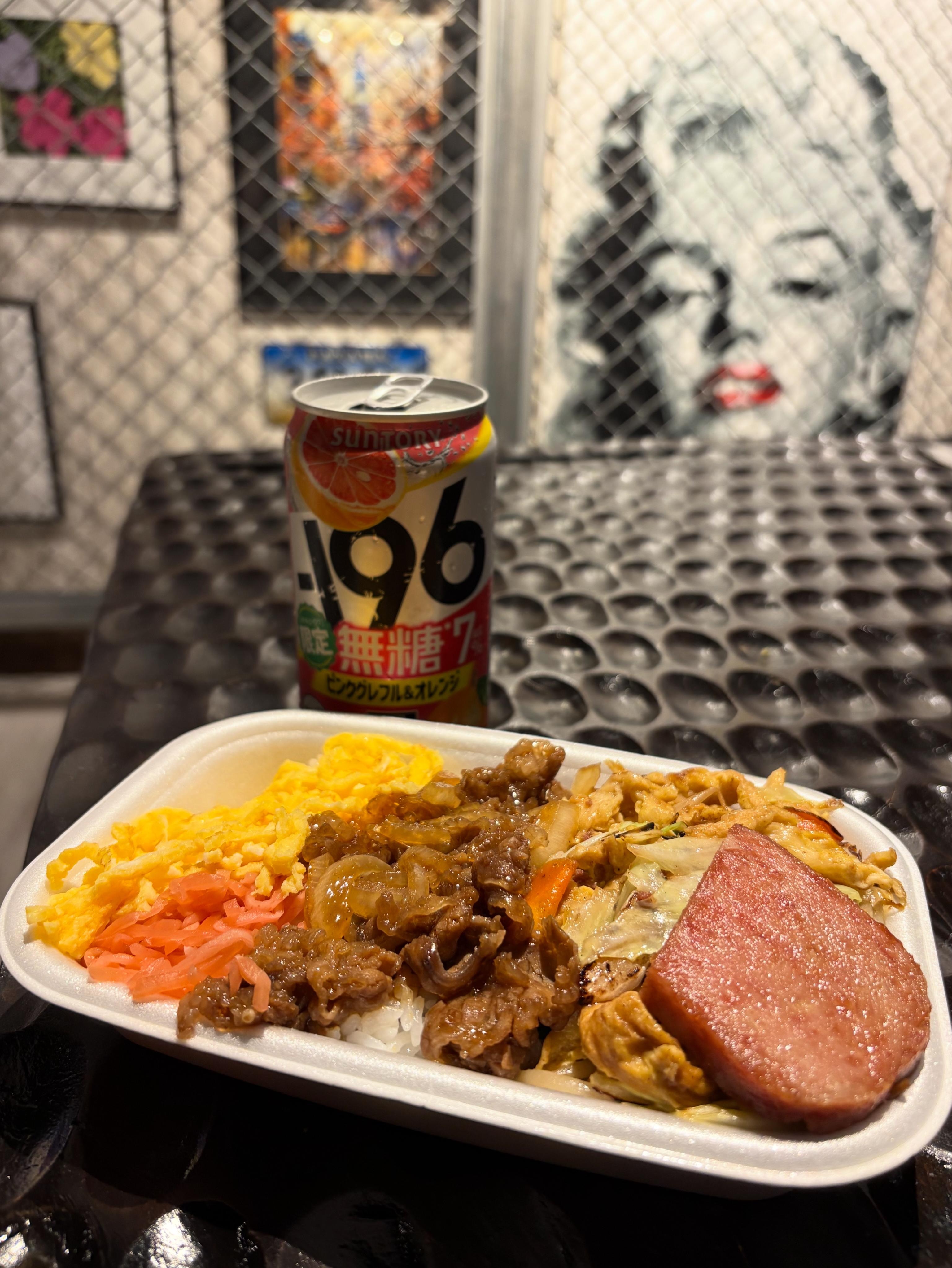 大きなテーブルで毎晩、ついつい長居してしまいました。