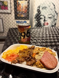 大きなテーブルで毎晩、ついつい長居してしまいました。