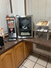 Poor selection, cold coffee and nothing healthy