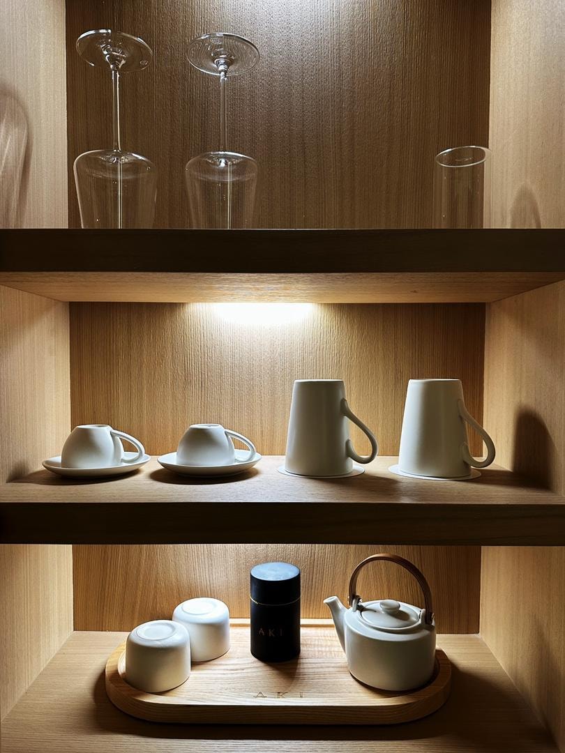 Amenities, Tea with tea set.